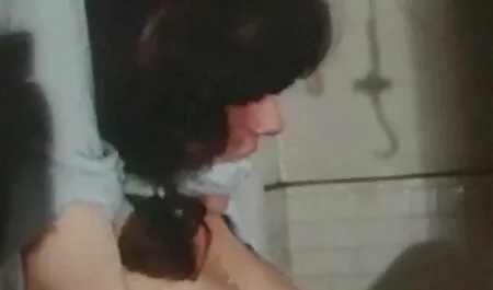 Đồ tự chế dưới một cây cầu với một chàng trai địa clip sec nhat ban phương